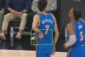 开云体育网站-稍有不适！切特扣篮+盖帽后捂着腰部左侧 但继续坚持出战