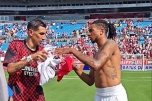 世俱杯小组赛拜仁对阵本菲卡赛后，奥利塞与迪马利亚交换球衣