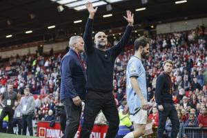 开云体育网站-在老特拉福德被嘘+被喷作弊，瓜帅向曼联球迷挥双手回应