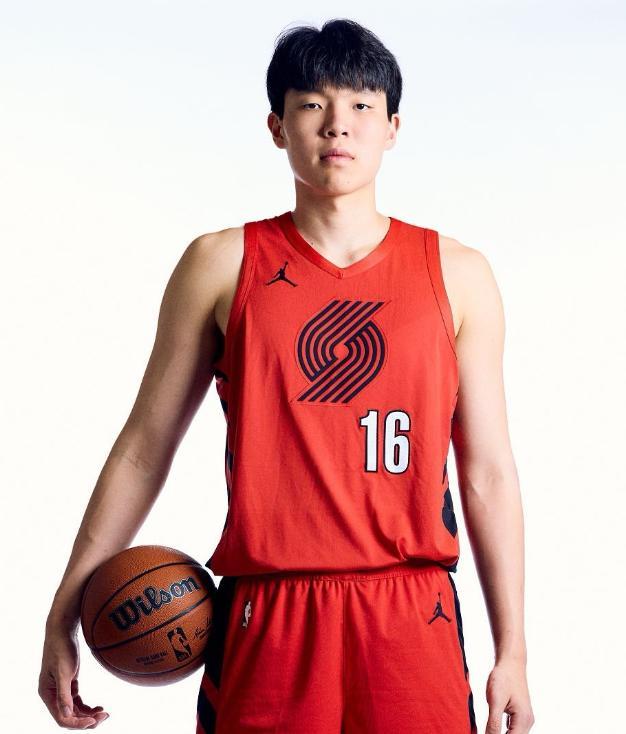 杨瀚森定妆照出炉：这是新的中国红，属于杨瀚森的中国红！