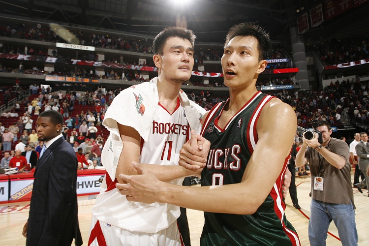 开云体育网站-解说：姚明进NBA22岁 大郅24岁 阿联23岁 他们当年都比杨瀚森成熟